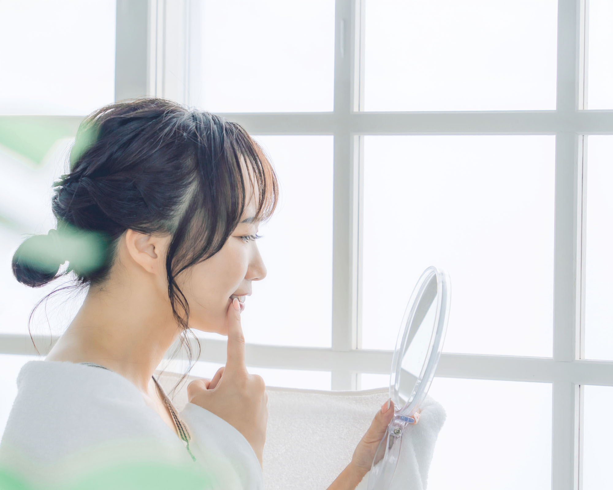 女性が歯をみているシーン